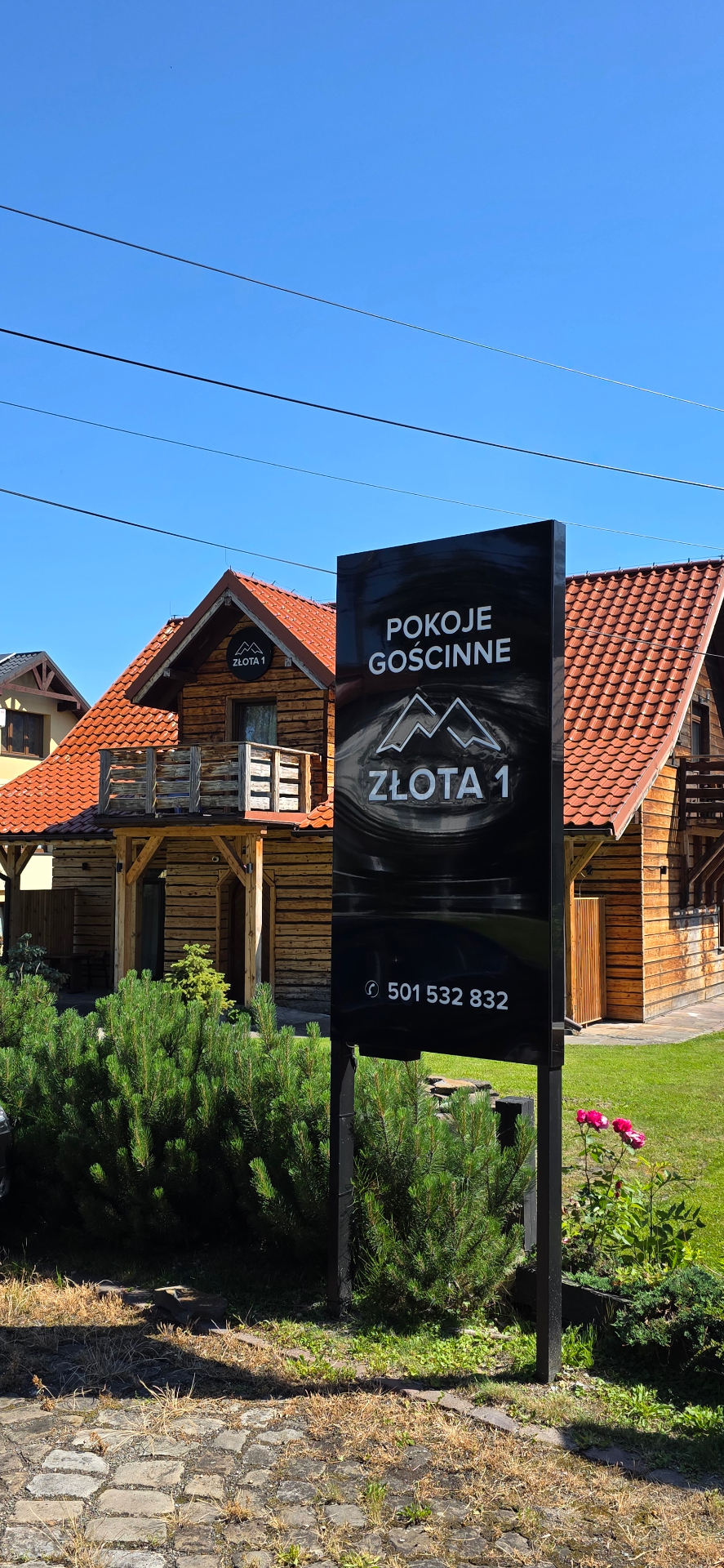 Willa Złota 1 - zewnętrze obiektu z tablicą